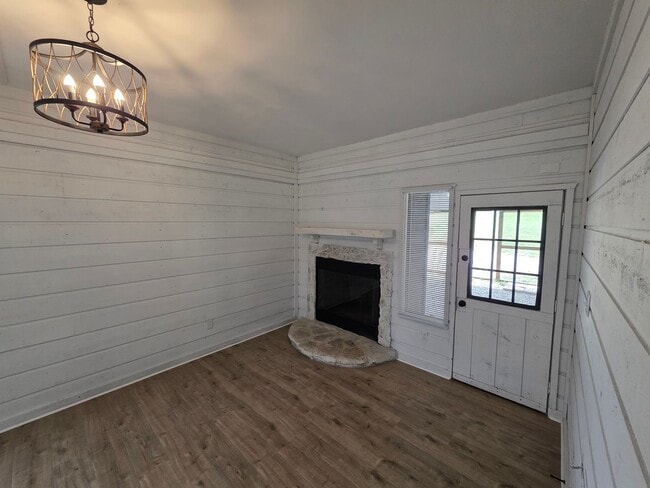 Building Photo - FOR LEASE Charming All-Brick Home on 1 Acr...