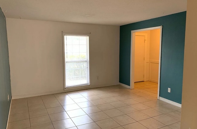 Building Photo - 3 bed 2 bath pool home for rent in East Orlando