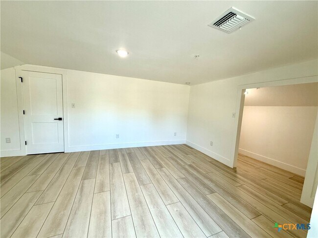 Building Photo - 2204 W San Antonio St