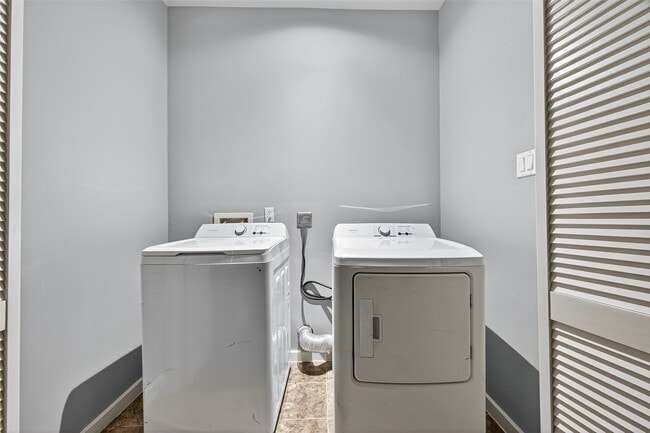 Building Photo - 146 Disney St