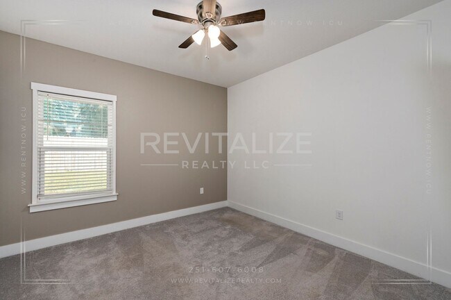 Building Photo - Charming Gold Fortified Home in Live Oak E...