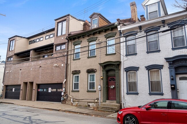 Building Photo - 5 bed, 2.5 Bath, Southside Flats