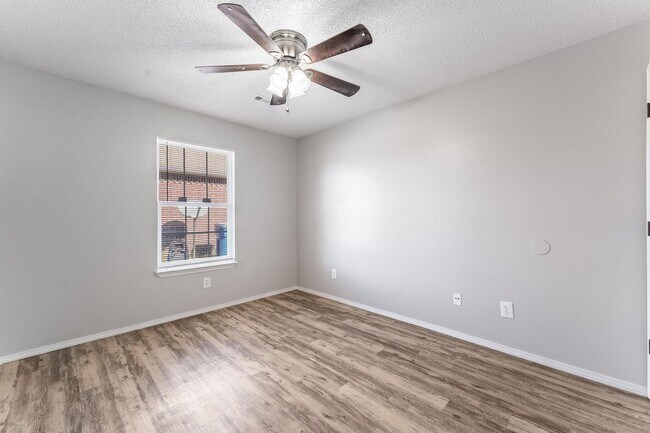 Building Photo - 3300 SW Landau Ct