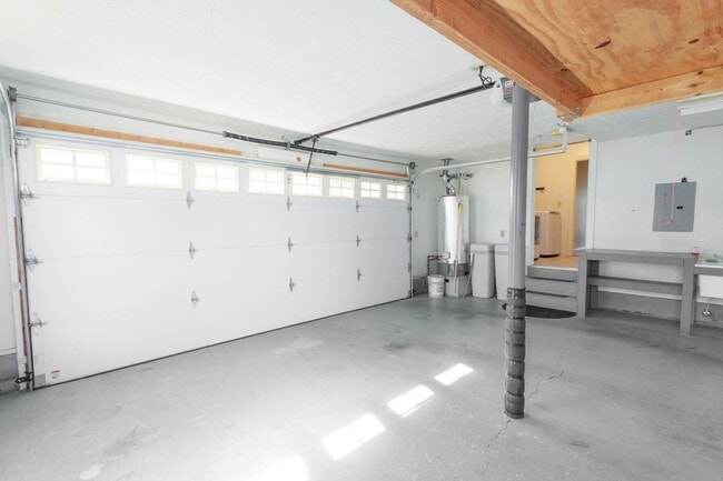 Building Photo - Charming 3-Bedroom/ 2.5 Bath Home in Royal...