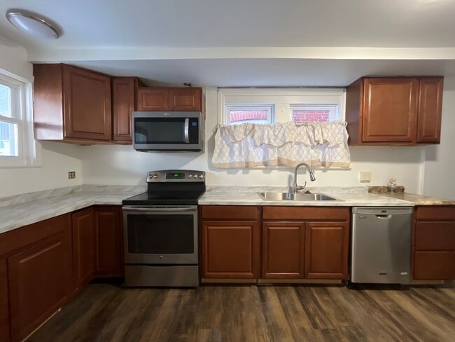 Building Photo - Large, well-maintained 4-bedroom, 1-bathroom row home