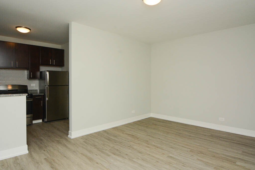 Building Photo - 706 W Brompton Ave