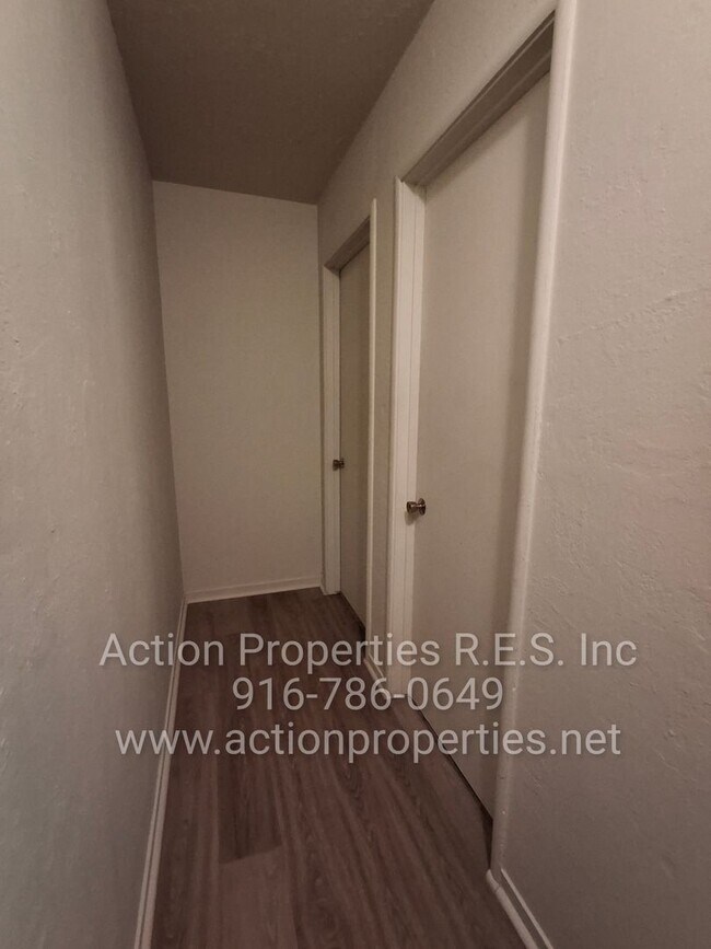 Building Photo - Central Roseville -Duplex 1 Bed, 1 Bath Duplex Large Fenced Yard, Gardener Included - No Laundry ...