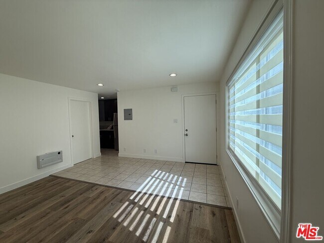 Building Photo - 2400 Vanderbilt Ln