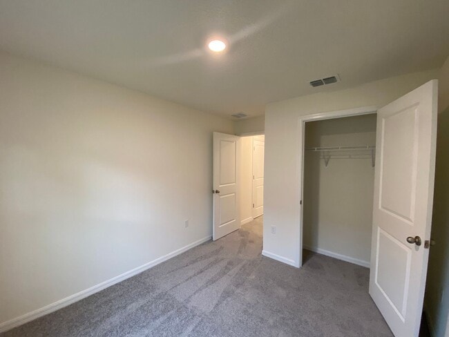 Building Photo - Desirable Lake Diamond Subdivision 4/2/2 **Won't Last*