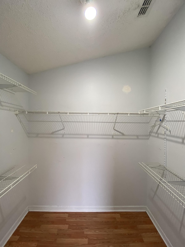 Building Photo - 9675 Hollyhill Dr