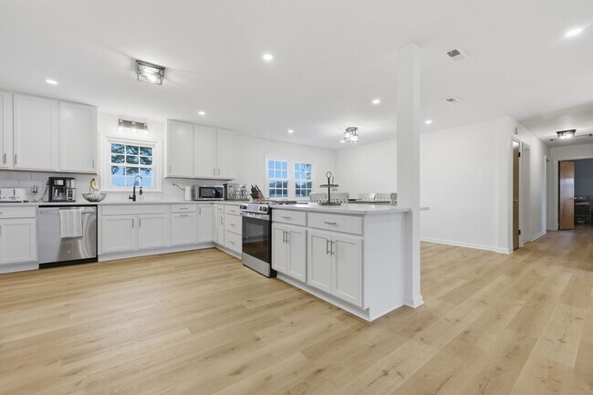 Building Photo - Stunning 4-Bedroom Waterfront Retreat with Modern Upgrades & Lake Living.