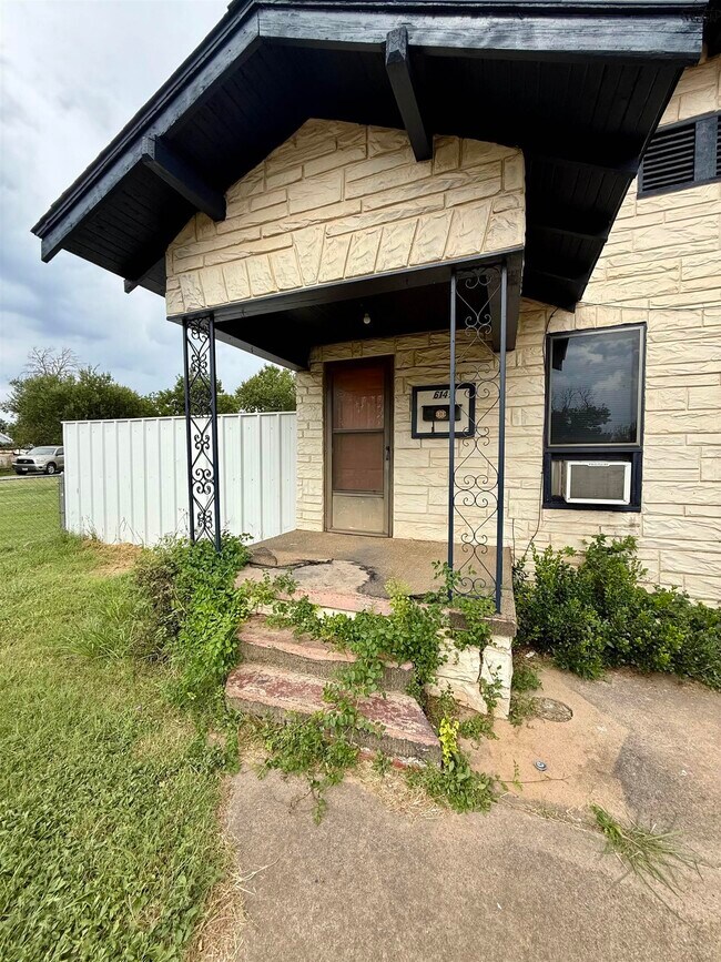 Building Photo - 611 1/2 Sunset Dr