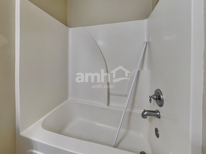 Building Photo - 210 Flat Rock Ter