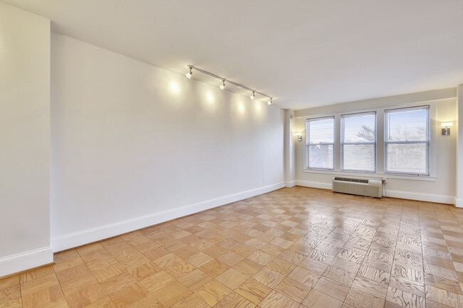 Building Photo - Spacious efficiency right in between Dupon...