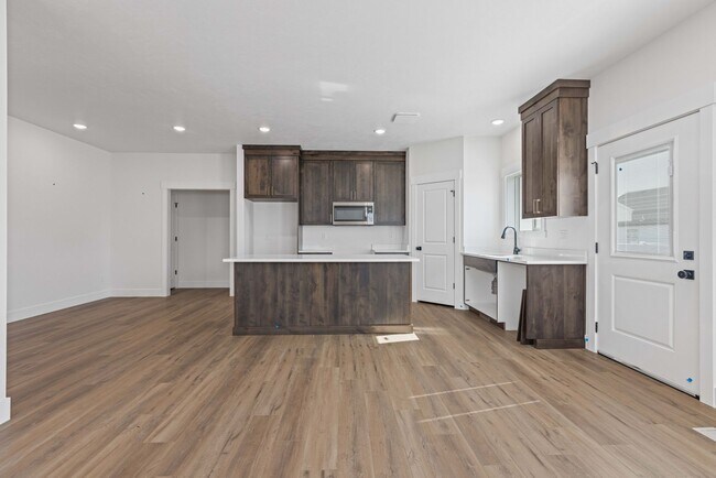 Building Photo - B532AG