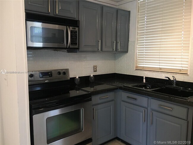 Building Photo - 1801 S Treasure Dr