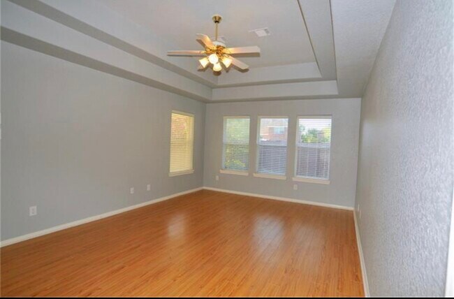 Building Photo - 1030 Walnut Pointe