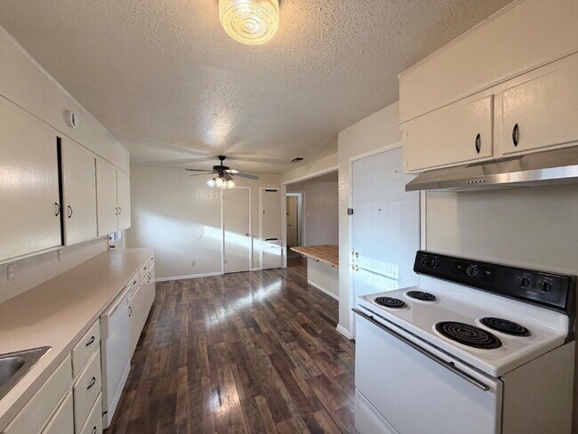 Building Photo - Cute, Cozy & Clean!