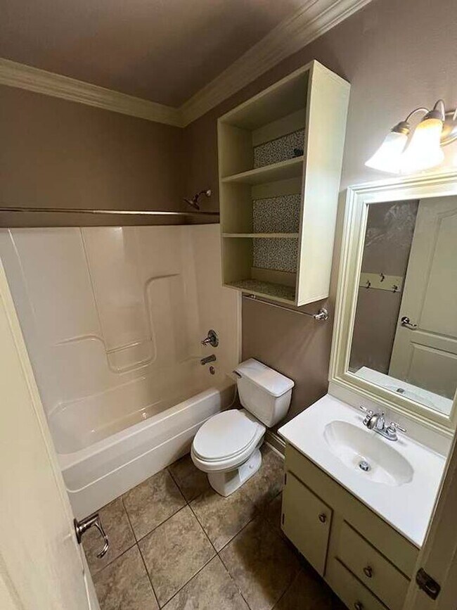 Building Photo - Beautiful 3 Bedroom Home in Established Zachary Neighborhood!
