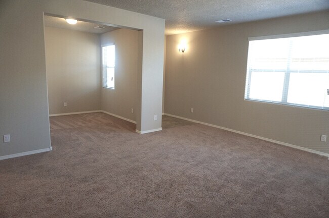 Building Photo - Wonderful 3 bedroom in Rio Rancho. Don't m...