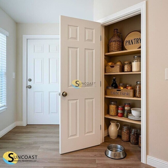 Building Photo - 815 Pineaire St