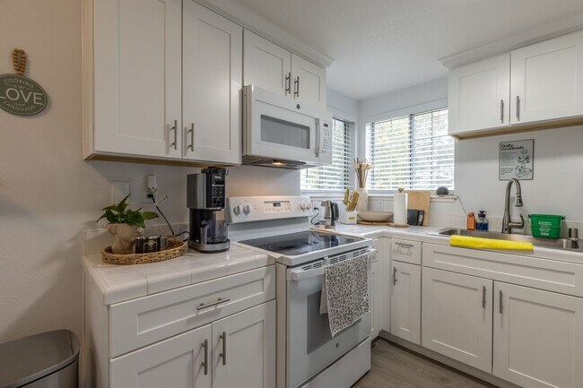 Building Photo - 2 bed/2 bath Upstairs Condo!