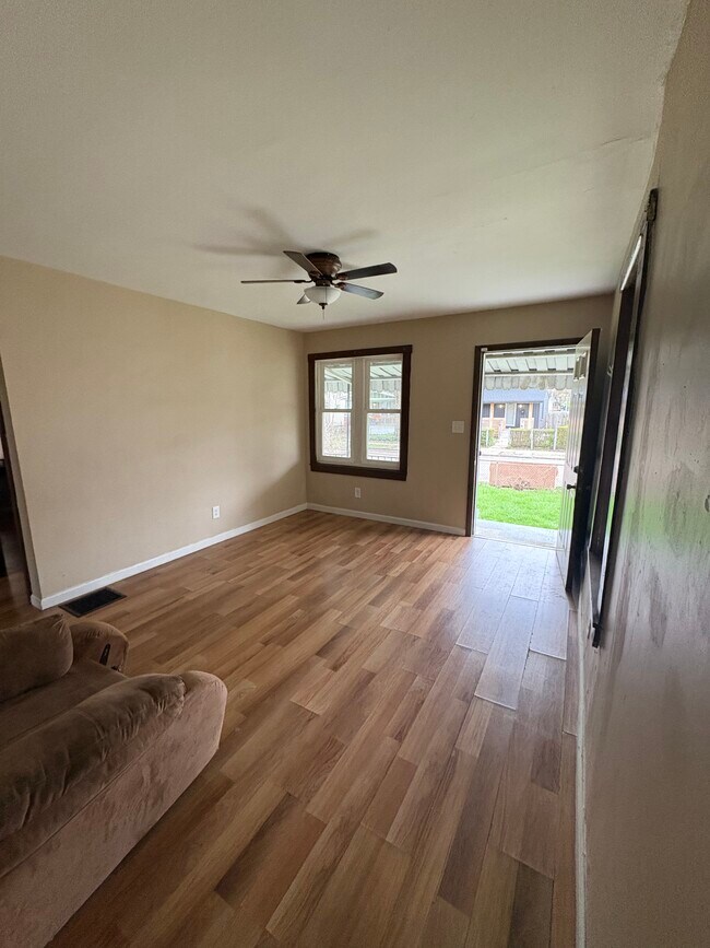 Building Photo - 1494 E 25th Ave