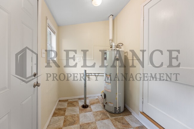 Building Photo - 1022 S Yale St