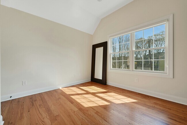 Building Photo - 1 Lindy Pl