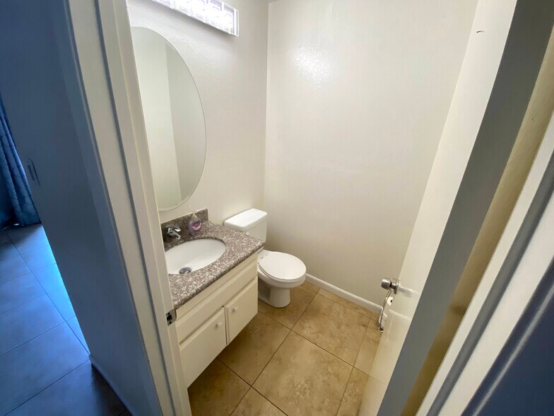 Building Photo - 1587 Gatewood Ct