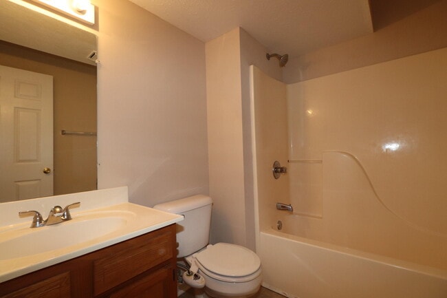 Building Photo - 238 Lakeview Dr