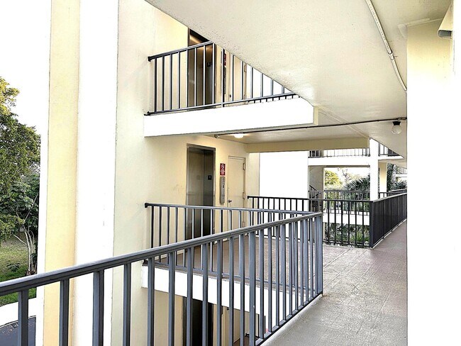 Building Photo - 3951 Via Poinciana