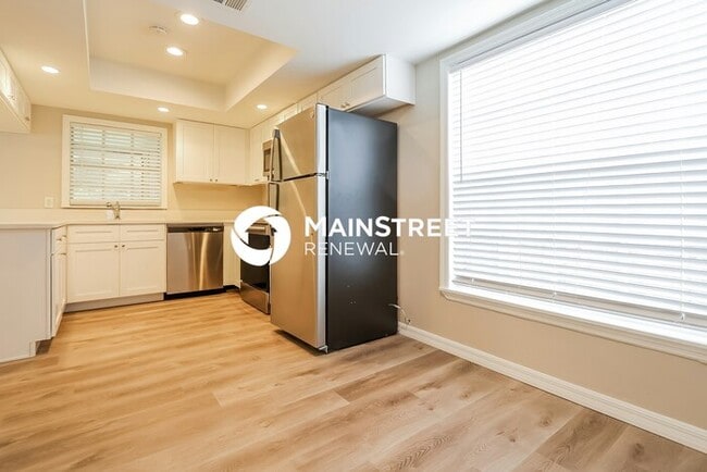 Building Photo - 3 Bedroom Pet-Friendly Home in Brandon, FL with Main Street Renewal