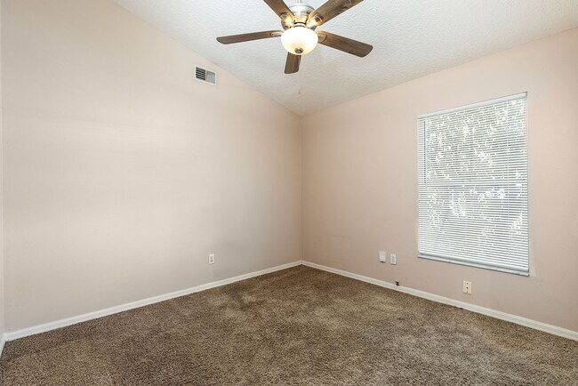 Building Photo - HEATHROW 3 BDRM HOME READY NOW!