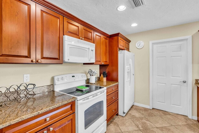 Building Photo - 2852 Gulf Gate Dr