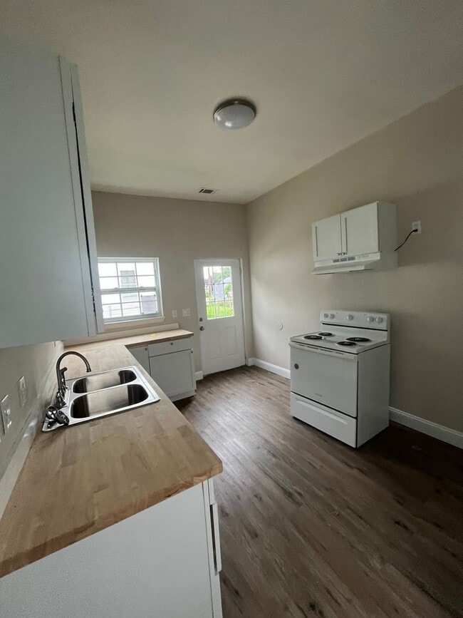 Building Photo - Gorgeous Updated 3 bedroom house!