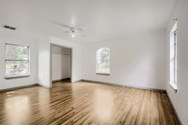 Building Photo - 326 E Holley St
