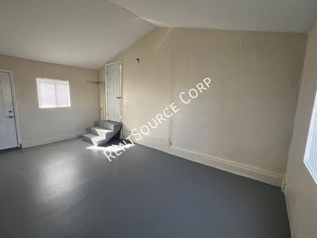 Building Photo - 440 Lillian Dr
