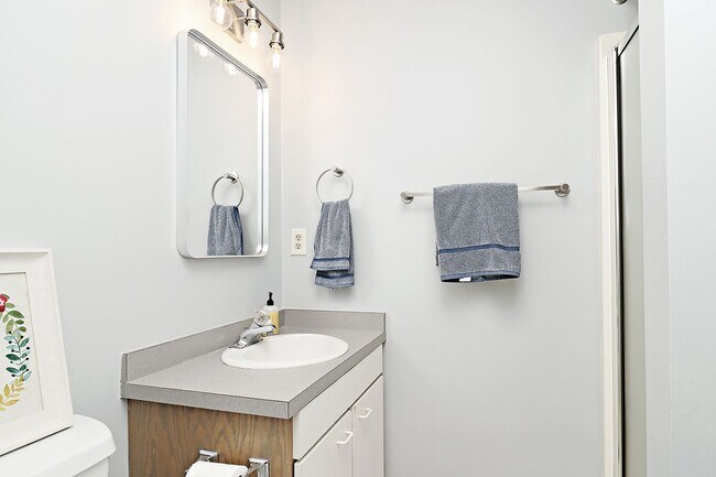 Building Photo - Move-in Ready + Pet-Friendly River Run Condo Near Pen Park