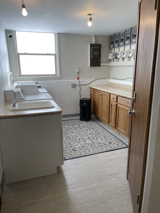 Building Laundry Room - 6017 W 35th St