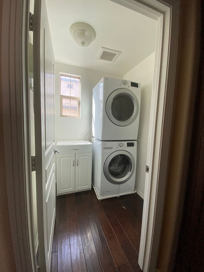 Building Photo - Victoria Gardens Three Bedroom Condo