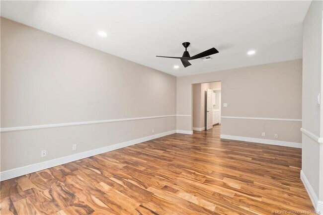 Building Photo - 7 Riverview Dr