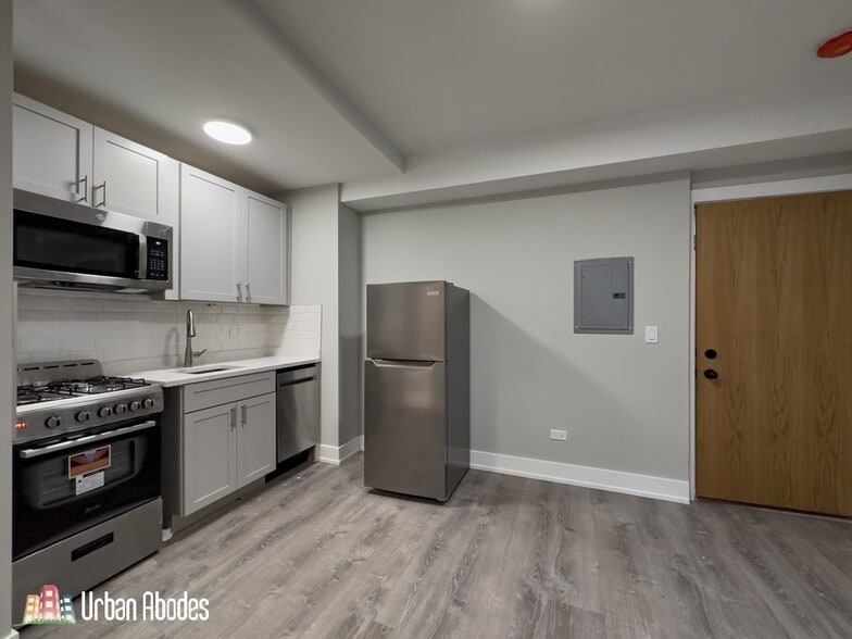 Building Photo - 501 W Belmont Ave