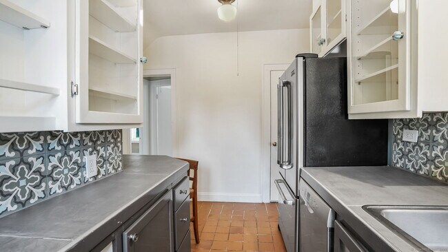 Building Photo - 75 W Parish Rd
