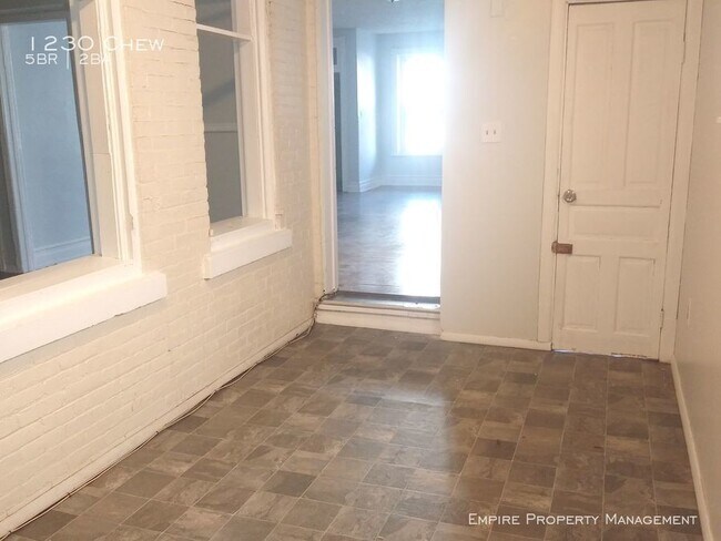 Building Photo - 5 Bedroom 1.5 Bath House in Allentown