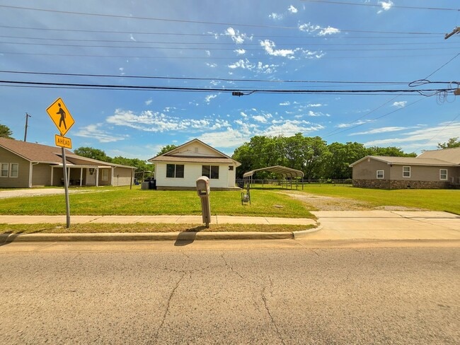 Building Photo - 3 Bedroom 1 Bath Home in Shawnee!