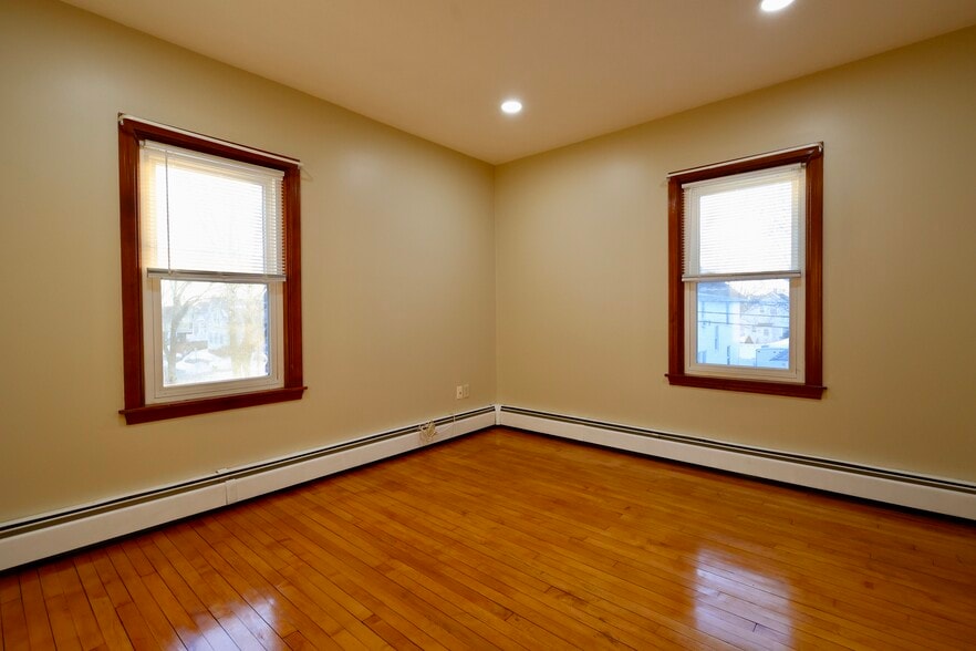 Building Photo - 31 Anthony St