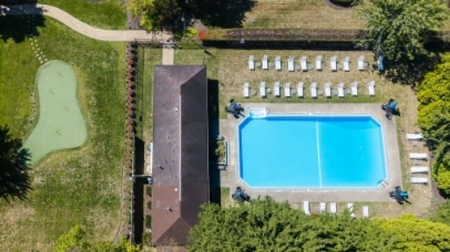 Building Photo - 804 Fairways Dr