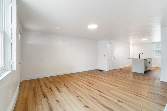 Building Photo - Luxury Rental - South Side Flats