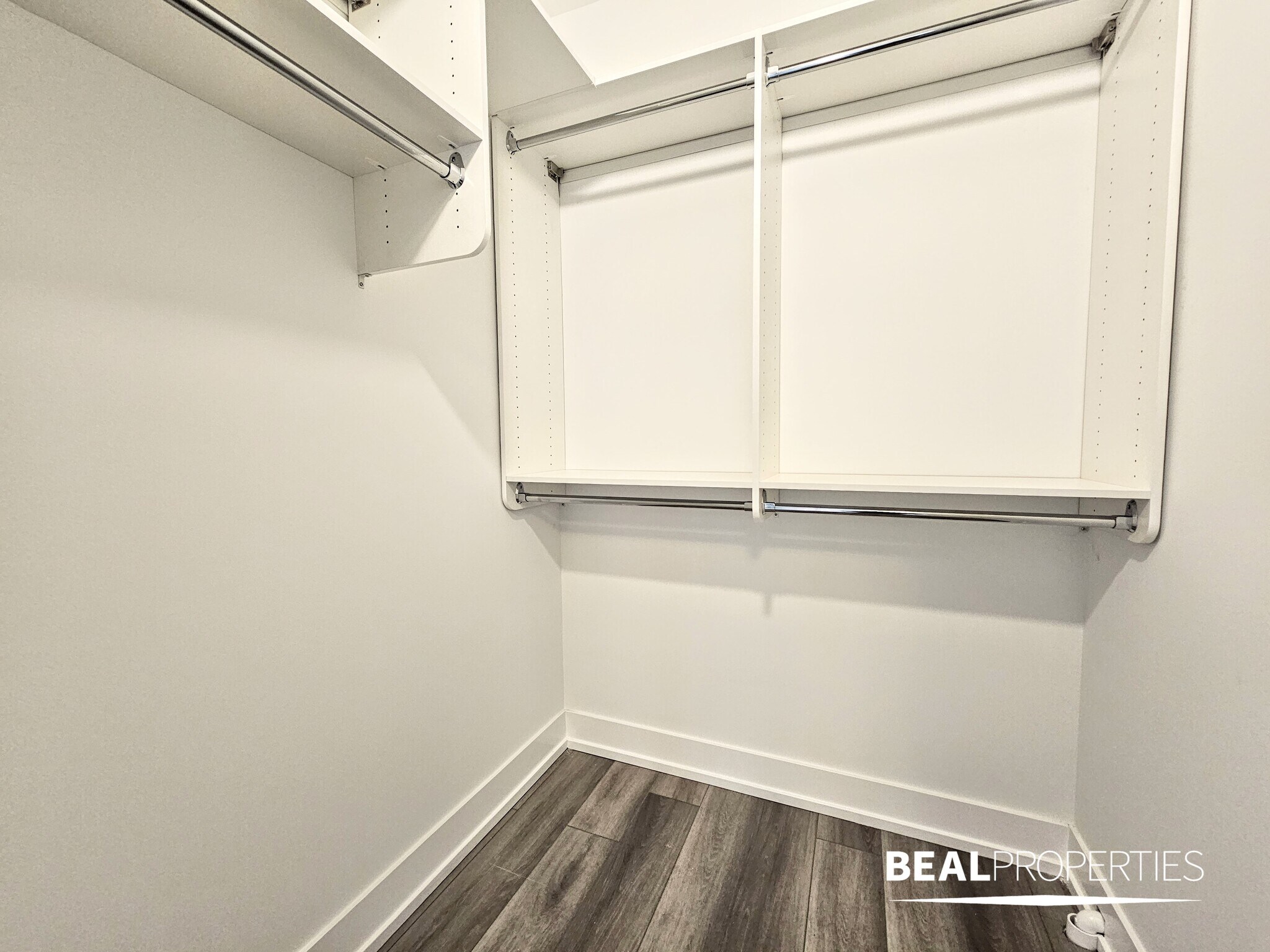 Building Photo - 3935 N Janssen Ave